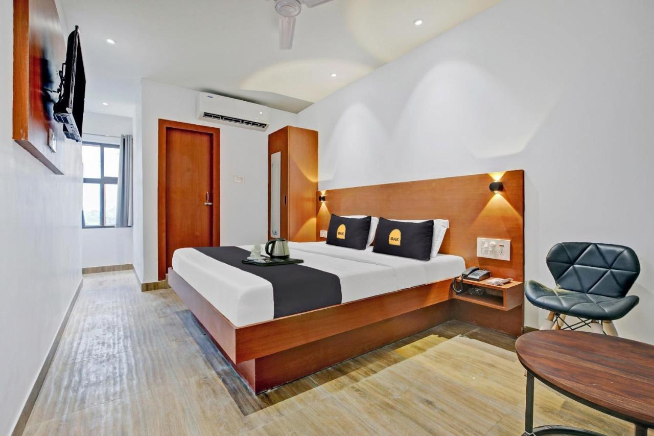 Townhouse Oak Hi-City Hotel Guwahati Buitenkant foto