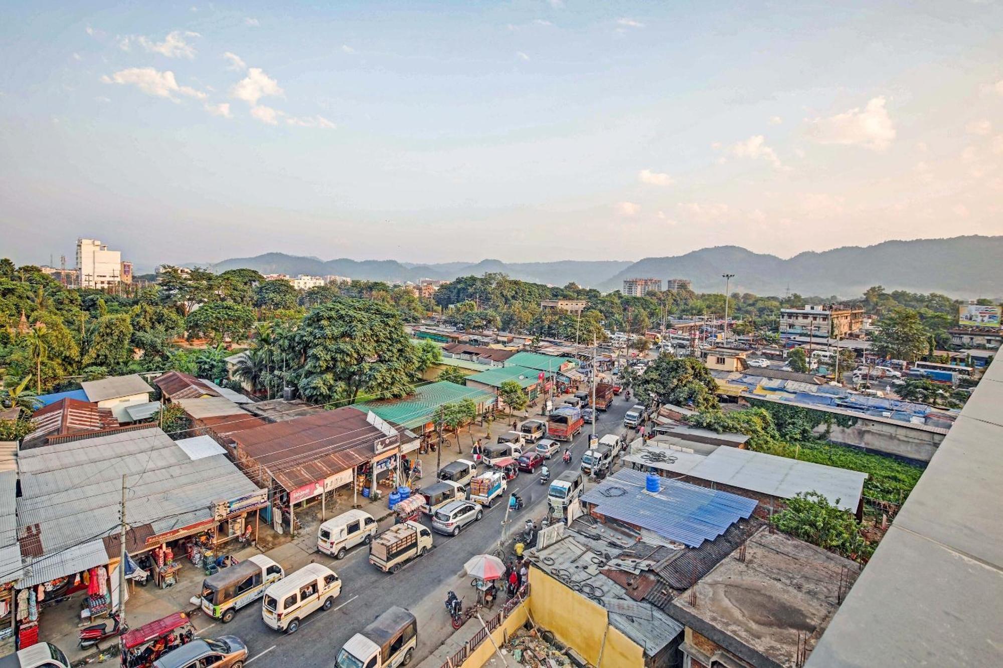 Townhouse Oak Hi-City Hotel Guwahati Buitenkant foto