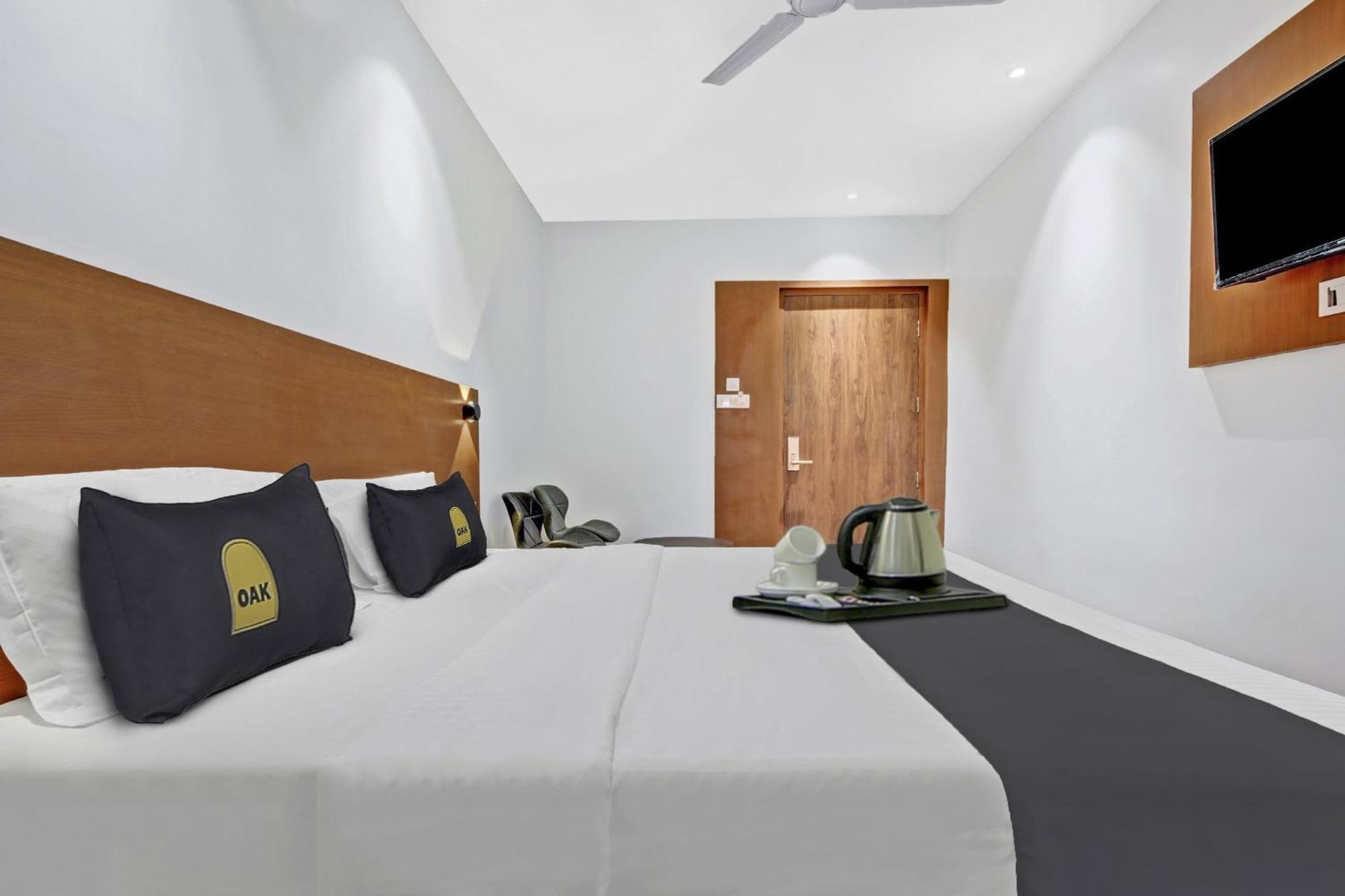 Townhouse Oak Hi-City Hotel Guwahati Buitenkant foto