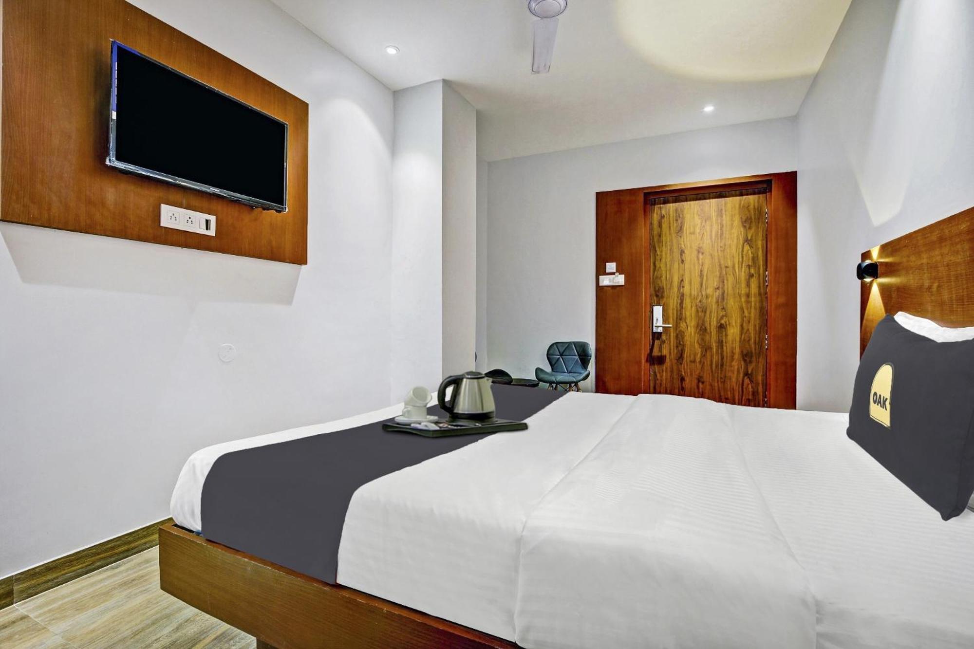 Townhouse Oak Hi-City Hotel Guwahati Buitenkant foto